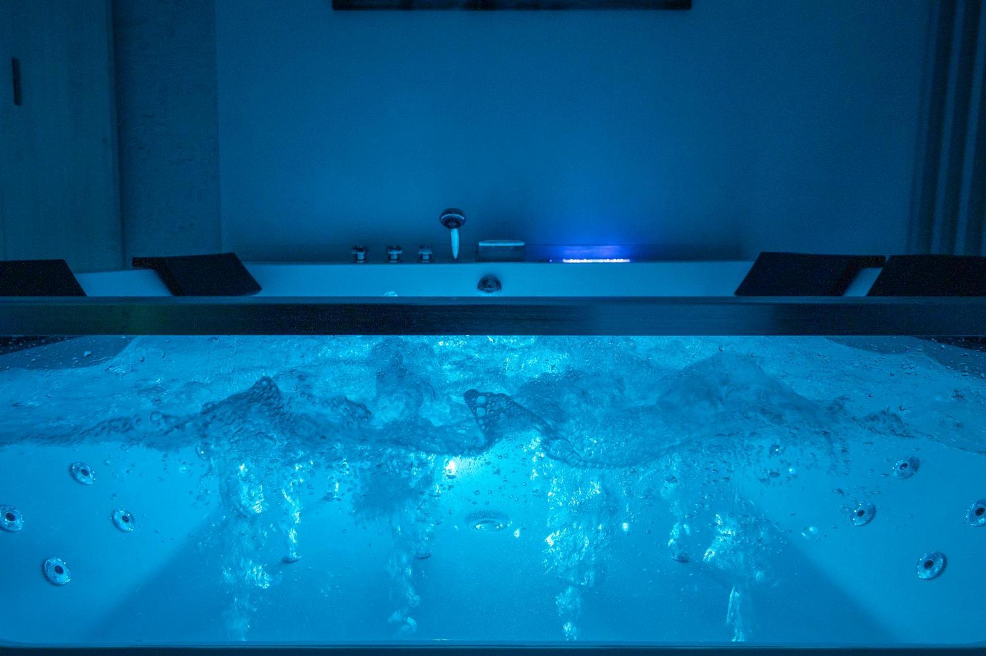 Premium Jacuzzi Suite At The City Center, By Aqua Platinum テッサロニキ エクステリア 写真