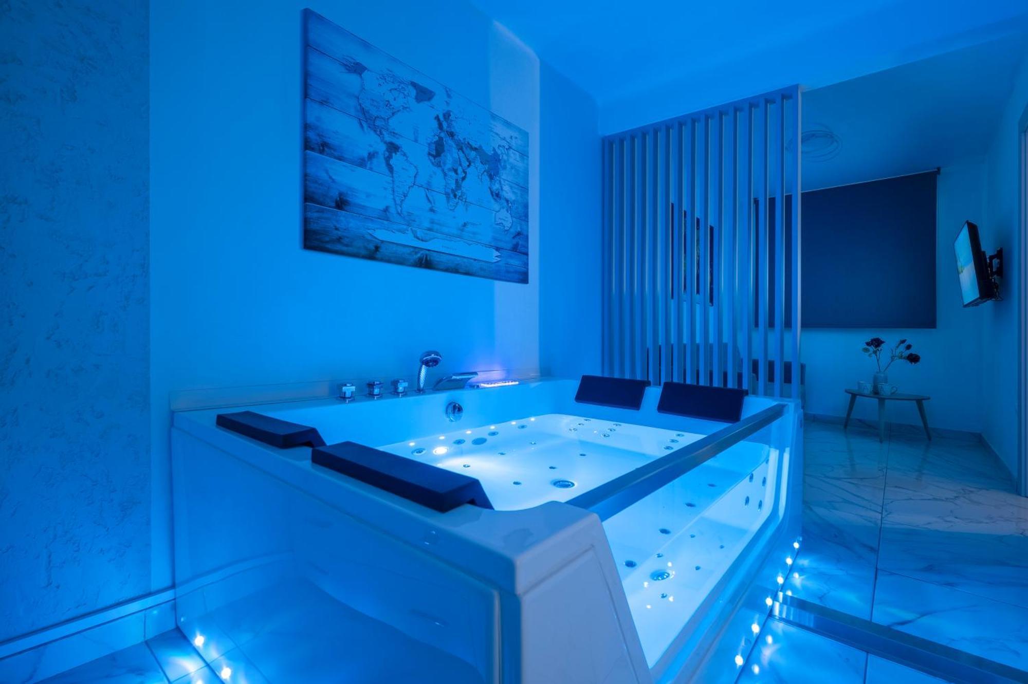 Premium Jacuzzi Suite At The City Center, By Aqua Platinum テッサロニキ エクステリア 写真