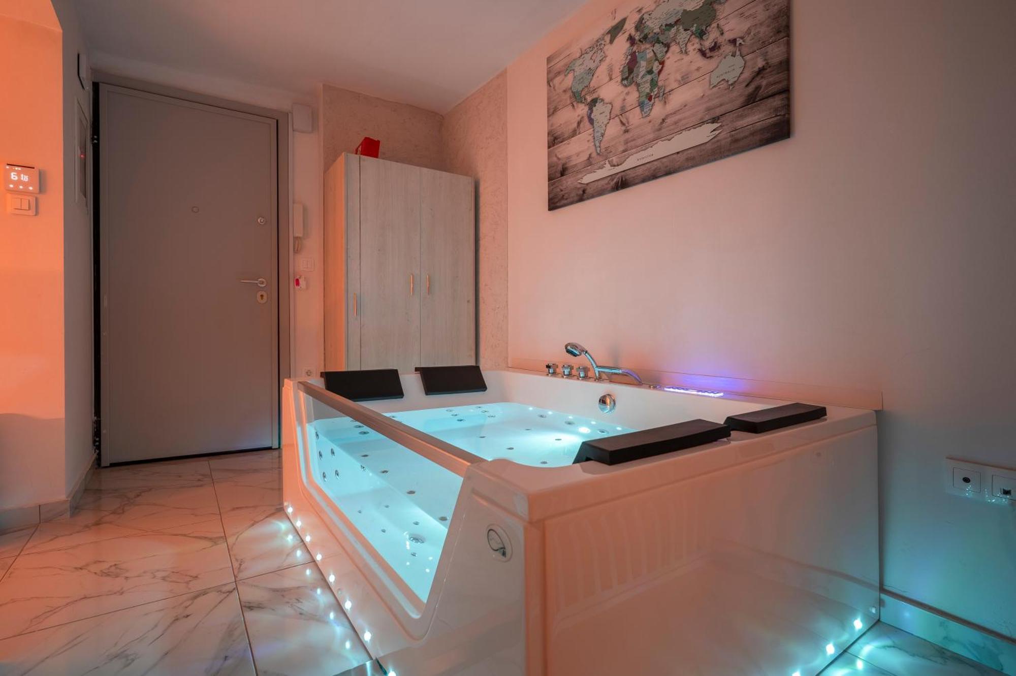 Premium Jacuzzi Suite At The City Center, By Aqua Platinum テッサロニキ エクステリア 写真