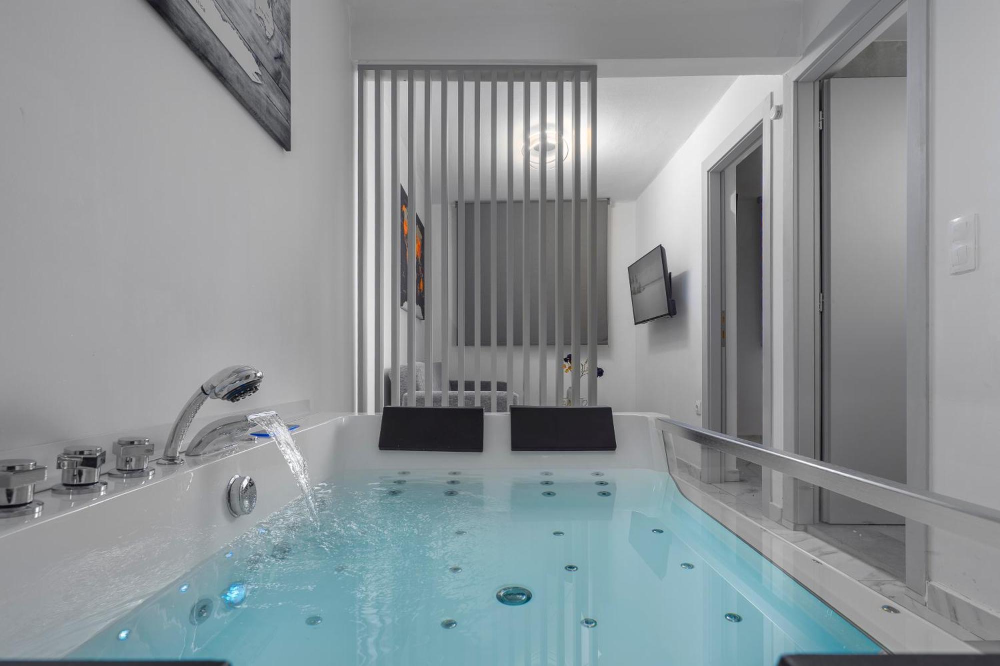 Premium Jacuzzi Suite At The City Center, By Aqua Platinum テッサロニキ エクステリア 写真