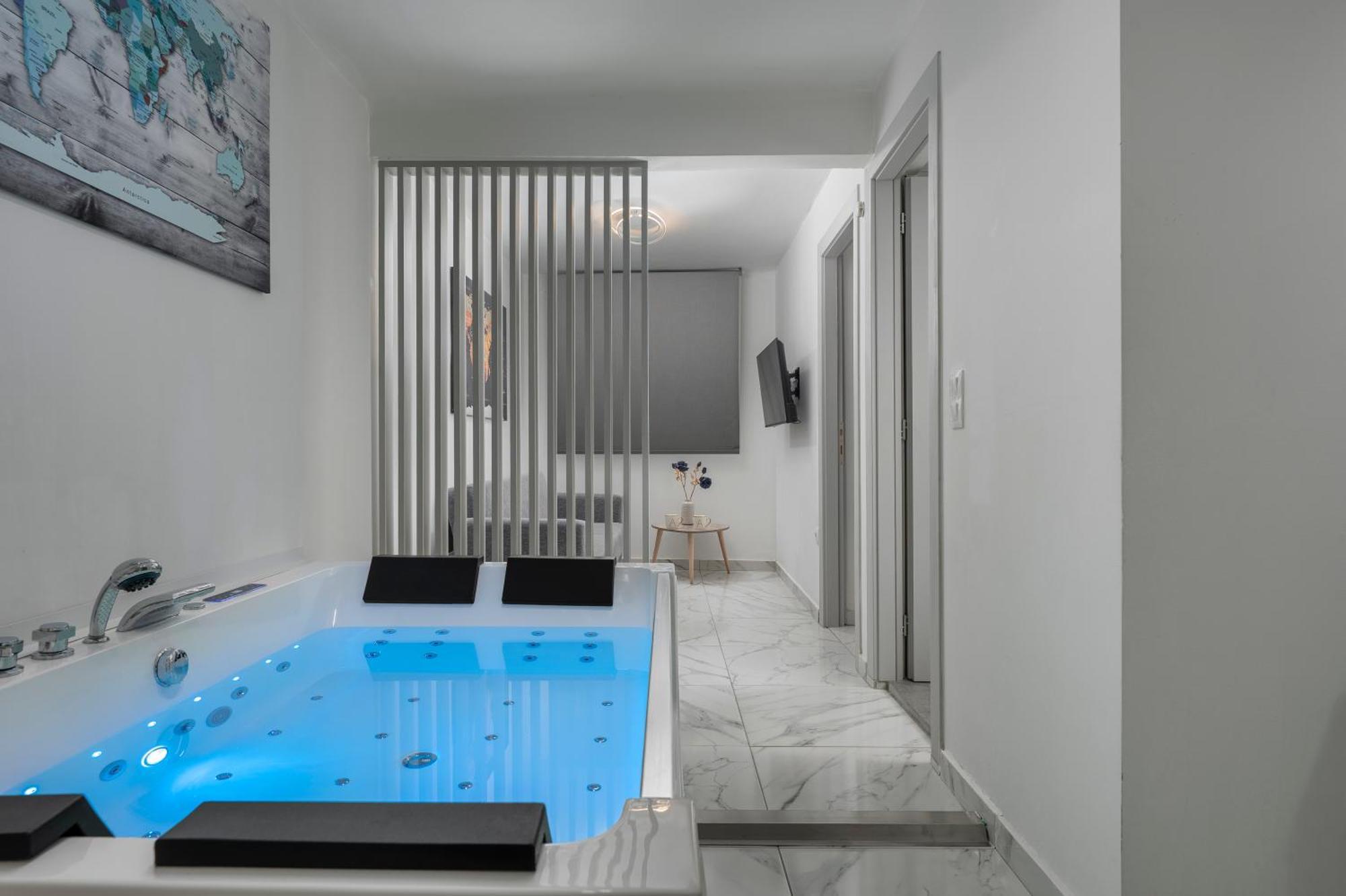 Premium Jacuzzi Suite At The City Center, By Aqua Platinum テッサロニキ エクステリア 写真
